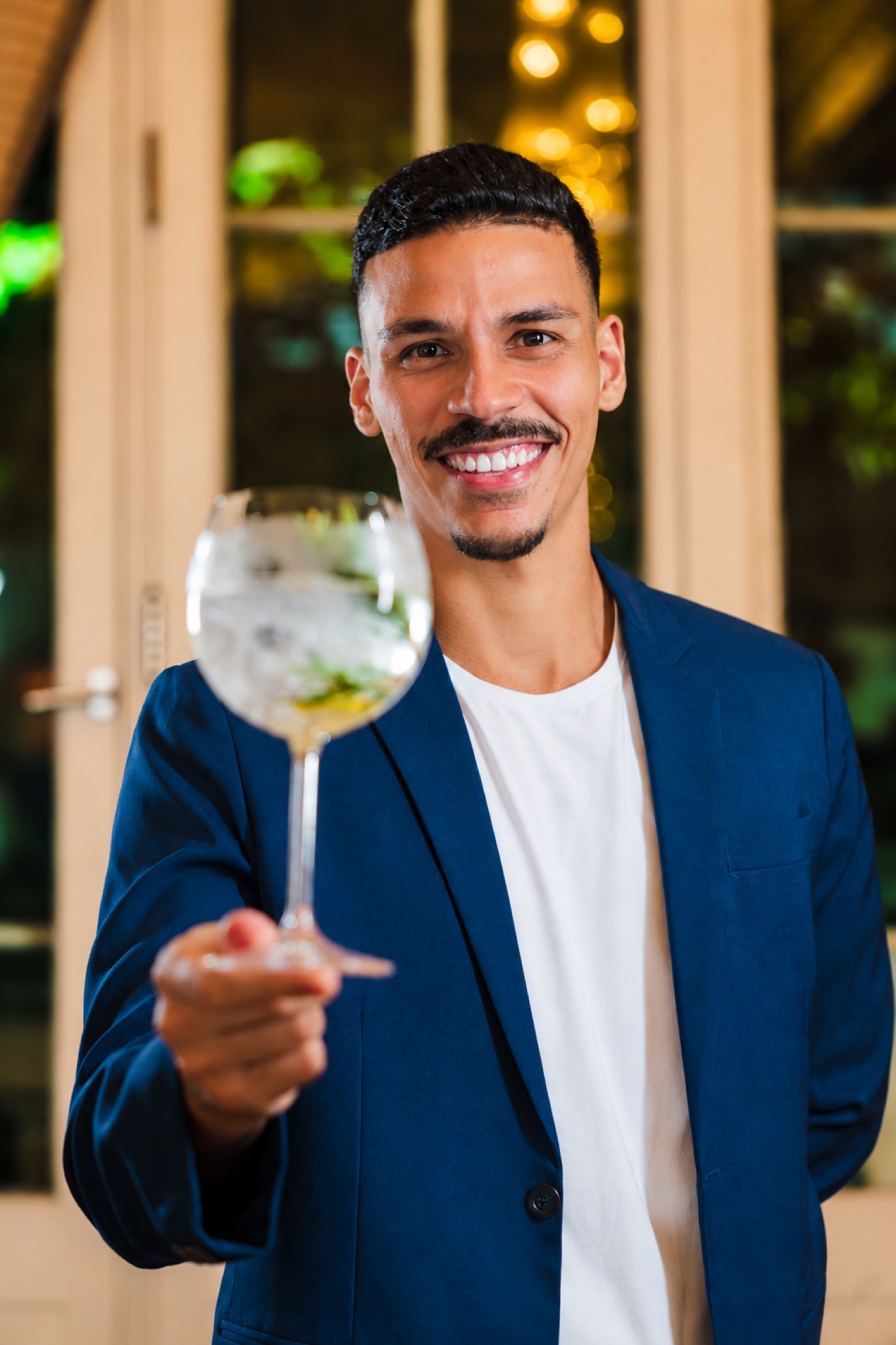 Bartender do Jucá Bar brindando com gin tônica